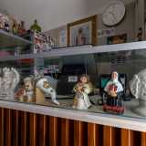 ...decine di statuette raffiguranti porta fortuna o santi decorano le pareti
